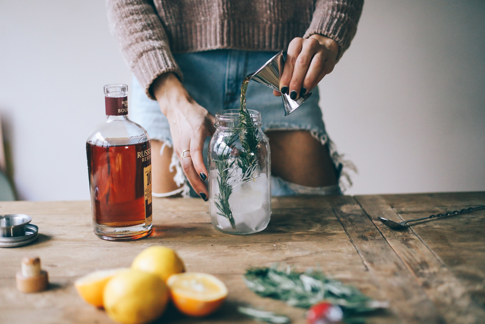 fall cocktail recipe - bourbon rosemary lemon | chasingkendall 