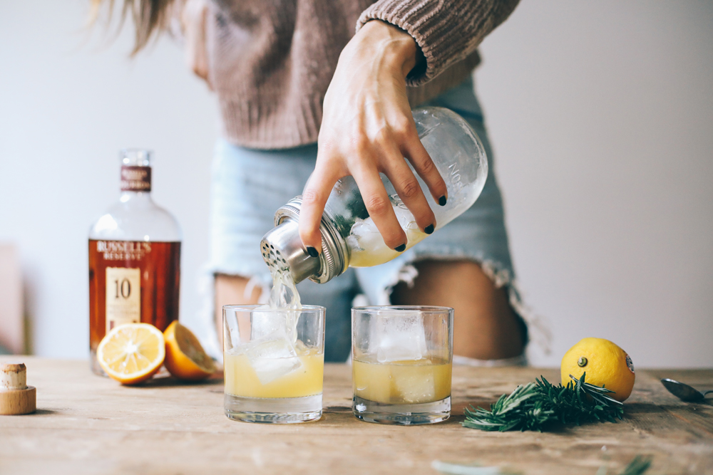 fall cocktail recipe - bourbon rosemary lemon | chasingkendall 