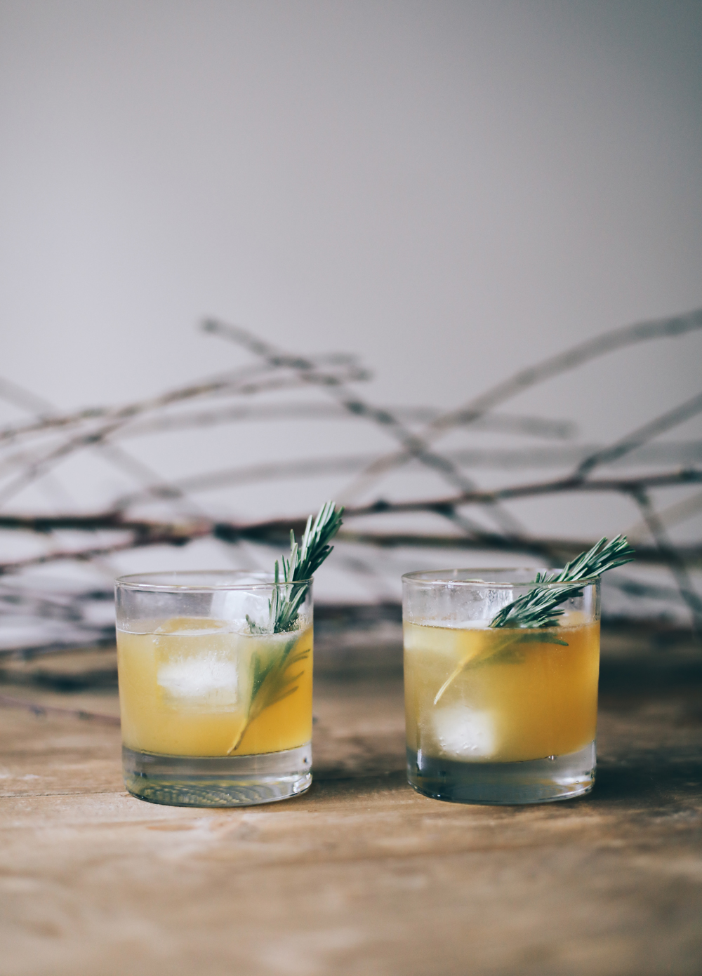 fall cocktail recipe - bourbon rosemary lemon cocktail | chasingkendall 