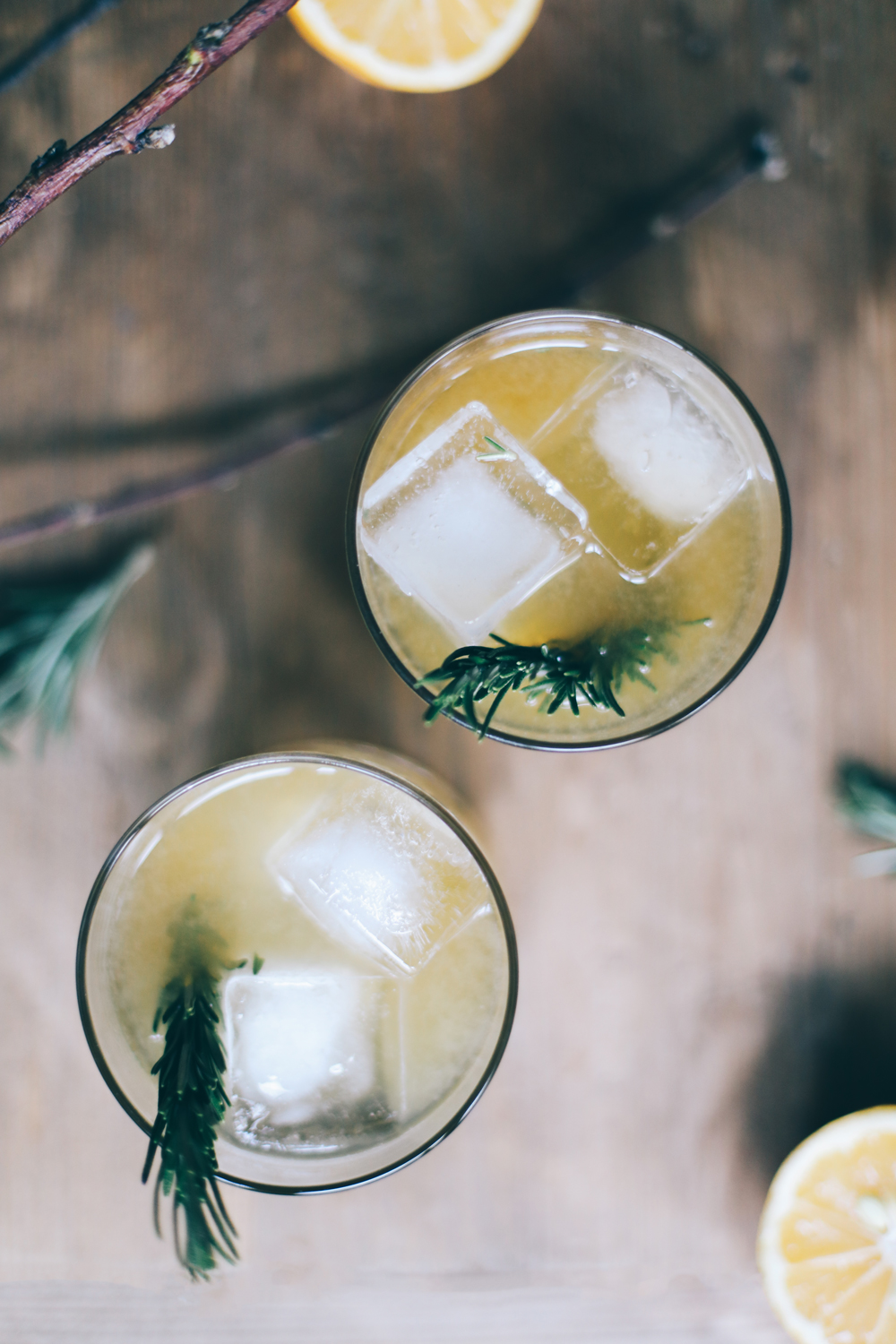 fall cocktail recipe- bourbon rosemary lemon cocktail | chasingkendall 